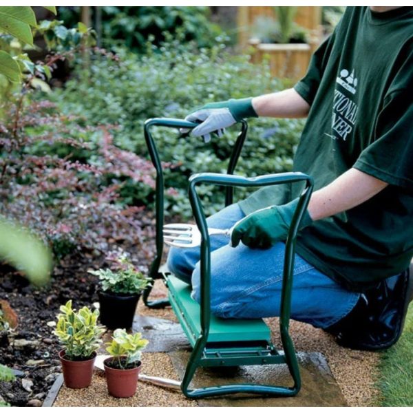 Kerti térdelő és ülőpad kombinációja, kényelmes kerti munkához