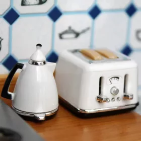   Miniatűr kenyérpirító és vízforraló készlet 1/12 méretarányban