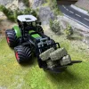 1/24 méretarányú traktor játékkészlet rakodókarral és széna bálákkal