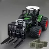 1/24 méretarányú traktor játékkészlet rakodókarral és széna bálákkal